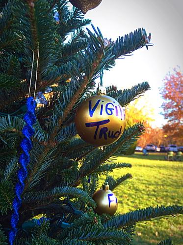Bonow4life's tweet photo. #ChristmasinDavidson #treedecomp #wintoendslavery http://t.co/WyUrZ6L5xk