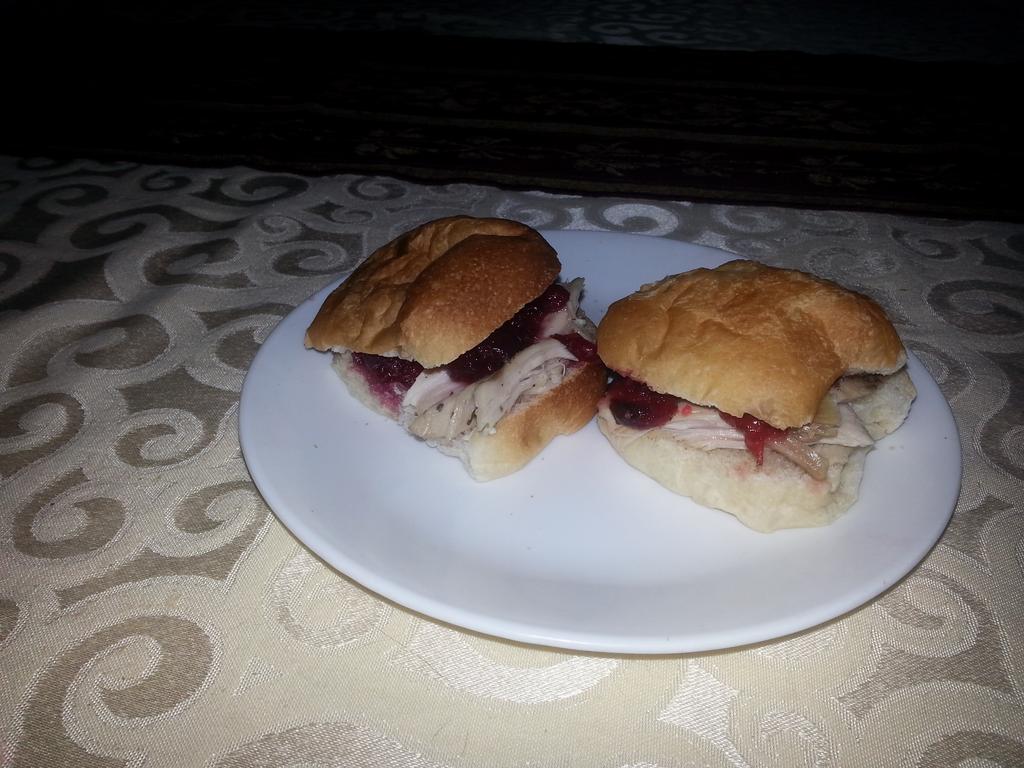 BCKrispy's tweet photo. #LeftoverPorn
Turkey cranberry sliders. http://t.co/ozOBTrvsDJ