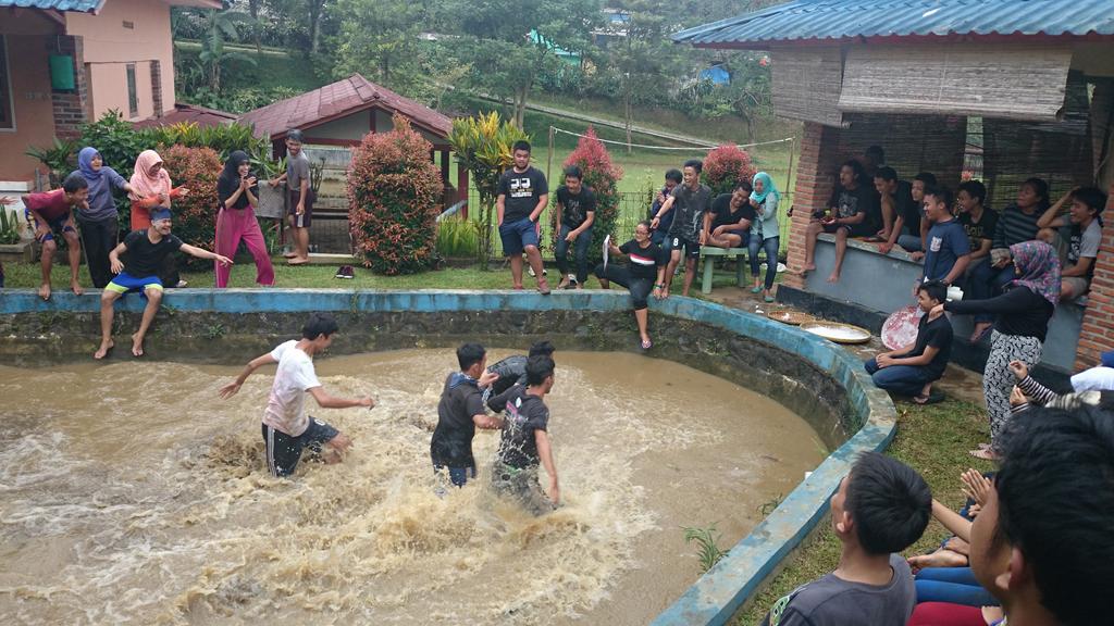 LNK_51's tweet photo. Keseruan games ambil koin nih http://t.co/rgV8KSnrim