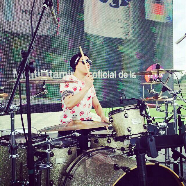 MIKEHHX's tweet photo. Concierto con @tintomusic @MIKEHHX @newbalanceco @vicfirth @sabian_cymbals @sabiancymbals_official #MIKE @newbalance http://t.co/nxwDi30IQP