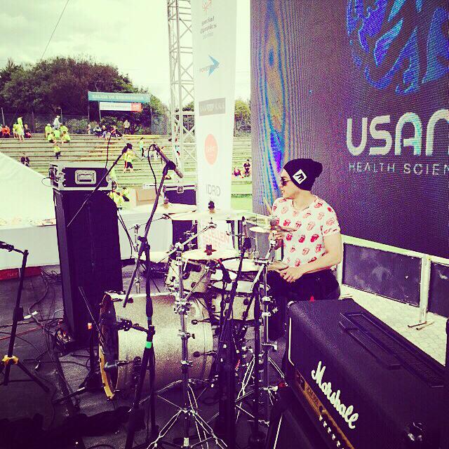 MIKEHHX's tweet photo. Concierto con @tintomusic @MIKEHHX @newbalanceco @vicfirth @sabian_cymbals @sabiancymbals_official #MIKE @newbalance http://t.co/nxwDi30IQP