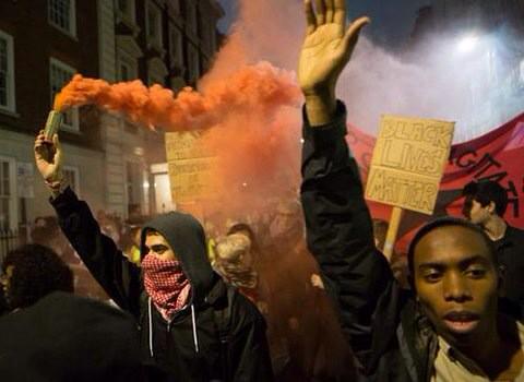 caesartwokay's tweet photo. The UK protest the #FergusonDecision London, England and Derry, Northern Ireland #LondonToFerguson #BlackLivesMatter http://t.co/clnipZu3g4