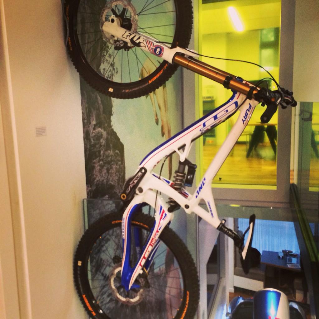 markanderson82's tweet photo. @gee_atherton is this your bike at uk red bull head office. Proper weapon http://t.co/MI5IRU6yt9