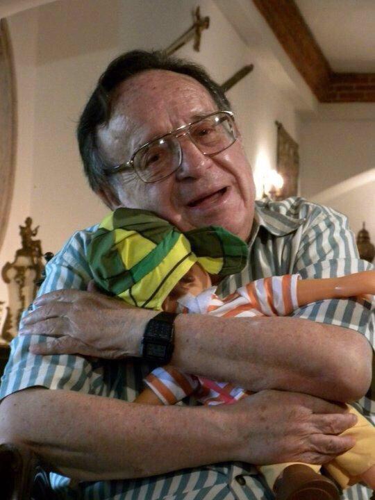 RodGirao's tweet photo. Hay imágenes como esta que no necesitan palabras. #GraciasChespirito 
Descansa en paz mi héroe. http://t.co/c4g77Dn7Pk
