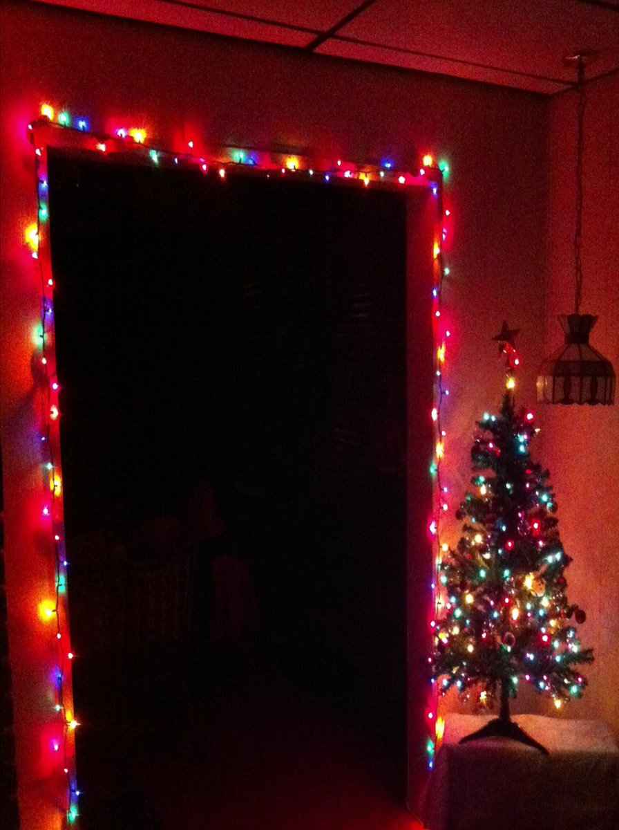 nyana_x's tweet image. Our first fake tree🙊🎄🎁🎅 #midgettree #christmasspirit