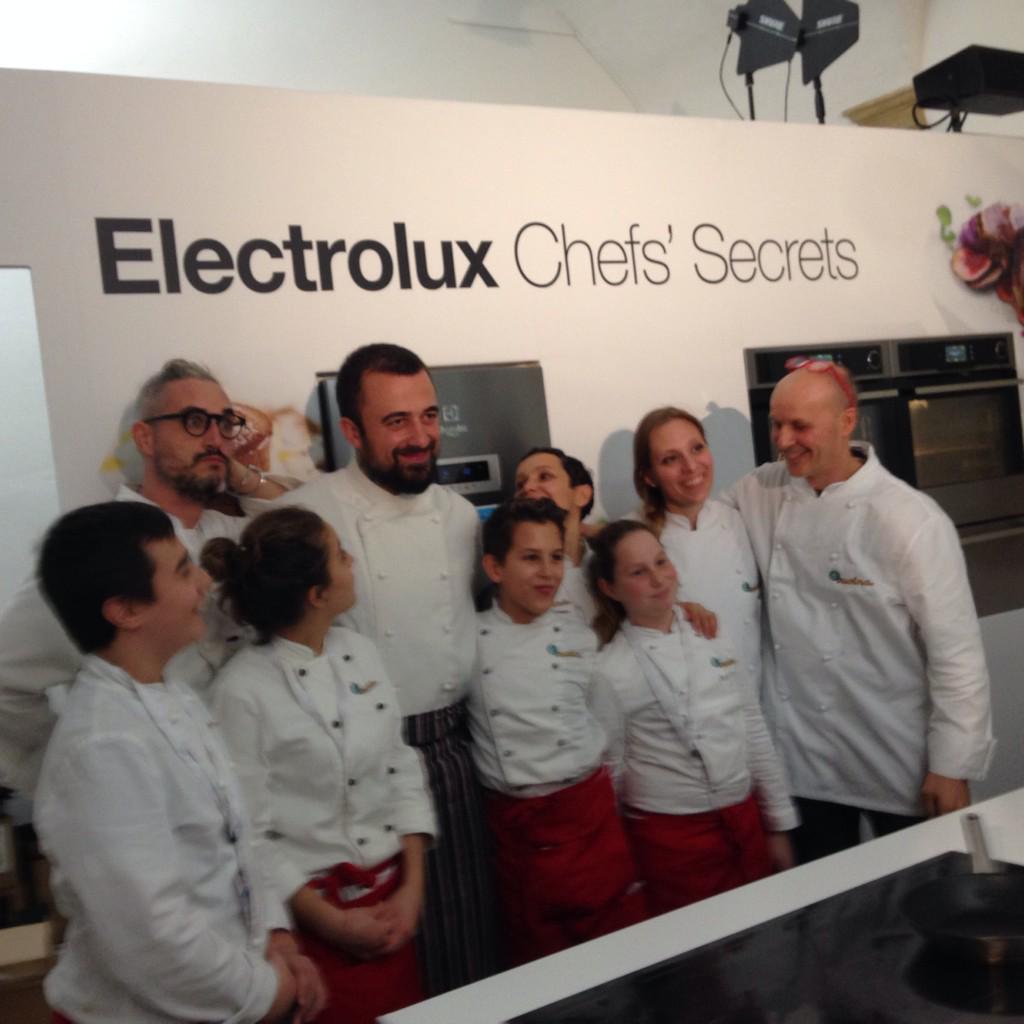 ChefRivaroli's tweet photo. Da non perdere lo #Showcooking di #Chef @Rubio_chef #tasteofxmas
#chefRivaroli #secretingredient
 @ElectroluxTaste http://t.co/Wdif45kflm
