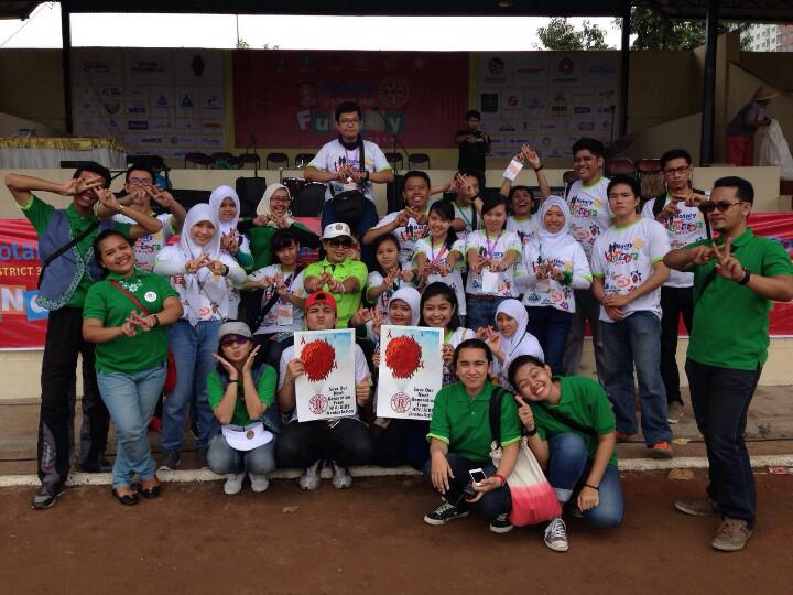 rizaayupurnama's tweet photo. Yeah here we are @rotaractpakarti and volunteers supporting #RotarAction #HariAids @RAC_D3420 http://t.co/0UUFMyyZuf