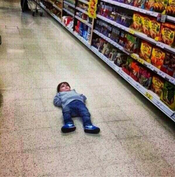 - Má comprame unas lays.
- No.
-
