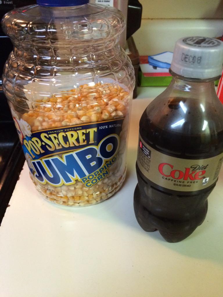 Rand_El's tweet photo. @just_being_jen is away. I'm cooking supper. 😜 #fb http://t.co/c9f1YB11Va
