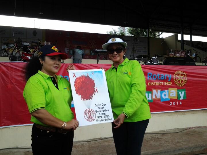 rizaayupurnama's tweet photo. Ibu Walikota Surakarta &amp; PP Danarsih Santosa ikut campaign #HariAids #RotarAction @RAC_D3420 @rotaractpakarti http://t.co/OXJDKUPIwq