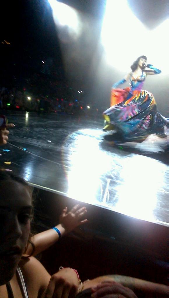 MullinsPaisley's tweet photo. @katyperry I think this could work as a selfie... What do you reckon ?? http://t.co/aXMjTSGip8