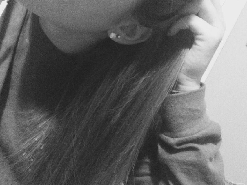 mallorie_anne_'s tweet photo. Loving this π #secondpiercing http://t.co/fRhaWdCJY7