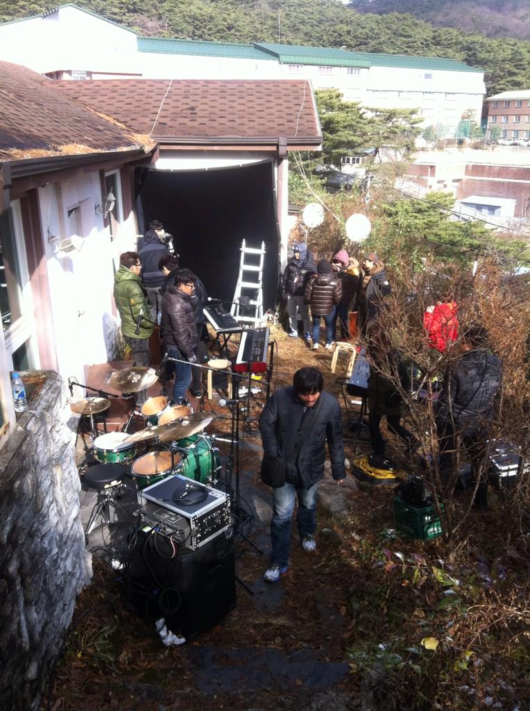gunbaner's tweet photo. 전인권밴드 네이버 온 스테이지 플러스 촬영 준비중. 바람이 많이 부네요 http://t.co/8YYvQm4Gub