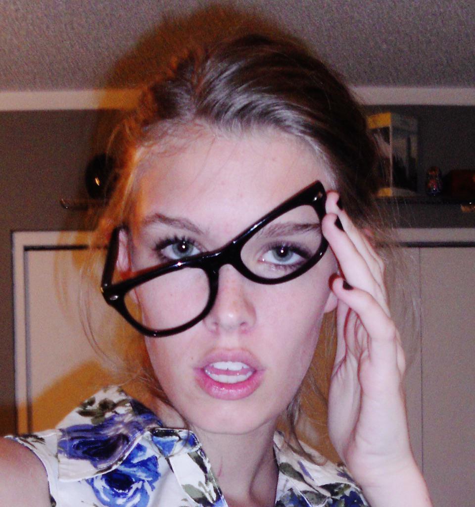 clairiepotter's tweet image. Claire at 15. Taking a million with her new digital camera. #sendbacksunday #tb