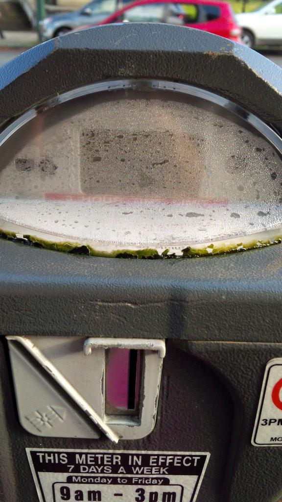 FoodFunMore's tweet image. How can anyone see what the time remaining on this parking meter says?  #Vancouver