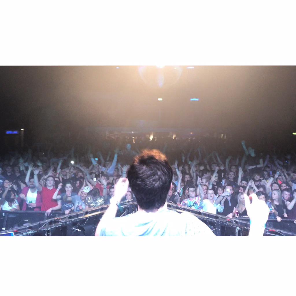 arnocost's tweet photo. A sunday night in Glasgow ! Thanks for the love ❤️❤️ #ProtocolReboot http://t.co/Eoygi9nQFY
