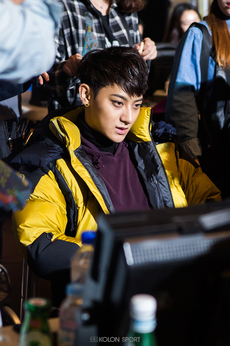 B3voUfUCQAAV-YG.png:large