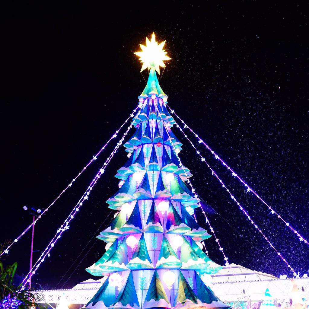 XingHL's tweet photo. Holiday spirit at global winter wonderland @GlobalWonderlnd @VisitSacramento @sacstateπ#oneworldonenight #Sacramento http://t.co/A4fgiC7vjL