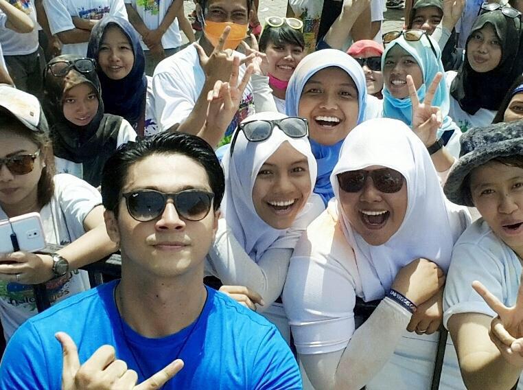 DevaMahenra's tweet photo. Re-tweet from @hatisyafianda keseruan selfie di @RunColorParty Semarang kemarin. Teriman kasih kalian :) http://t.co/lwdm3pReFI