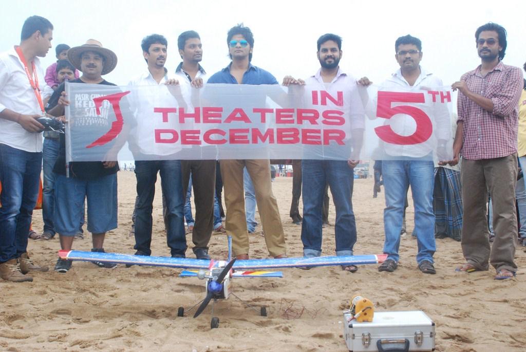 tamilstar's tweet image. விமானத்தின் பின்னால் பறக்கும் ’#ர’ சினிமா பேனர்
#Ra 
tamilstar.com/tamil/news-id-…