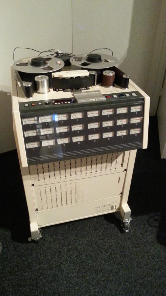 Onze trots, de 24-sporen analoge recorder krijgt een opknapbeurt en verhuist intern.