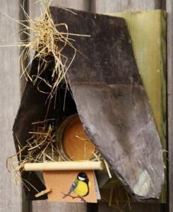 vanMirk's tweet photo. De vogeltjes zullen na het eten gezegend door het leven gaan http://t.co/P2Qrn537xQ, @vogelnieuws, #pindakaashuisje! http://t.co/gbhHV83RkB
