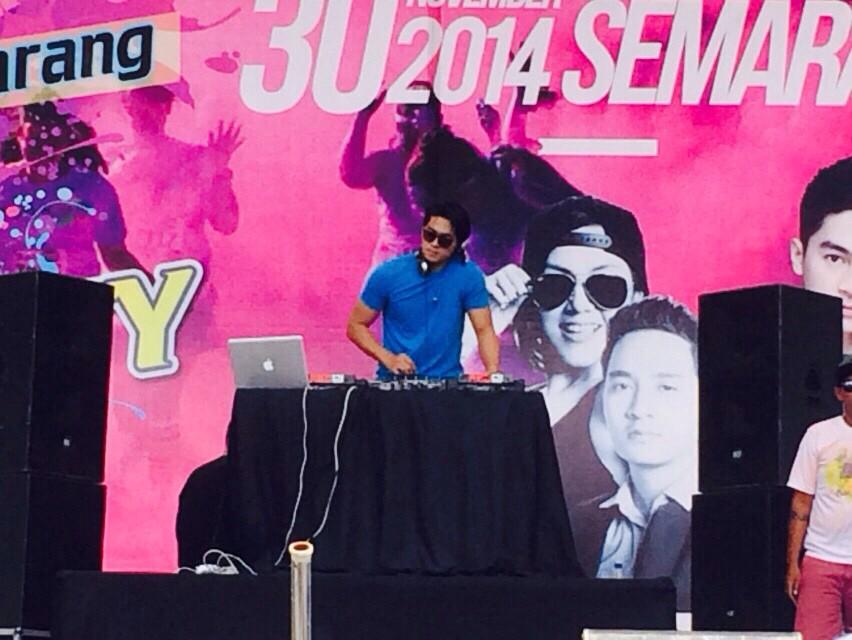 DevaMahenra's tweet photo. Lol :D “@_rizky88: @DevaMahenra keren bet pas di #SMGRunColorParty kmarin,jadi dosen arsitektur UNDIP aja http://t.co/2x59T1OFjJ”