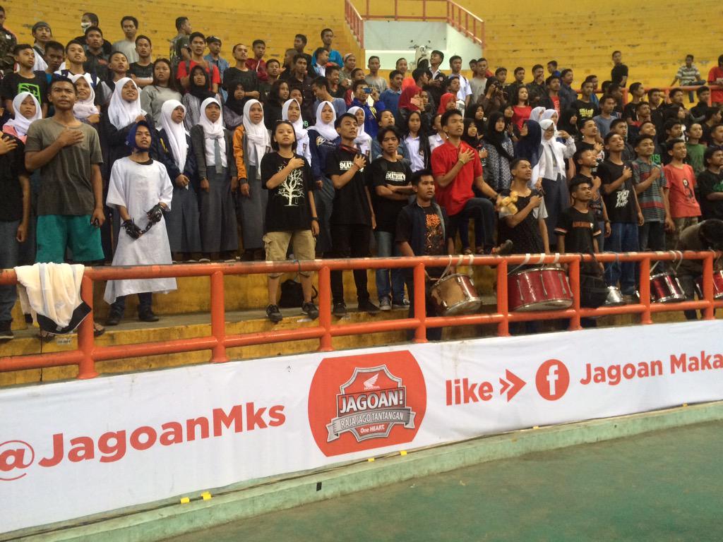 KFLfajar's tweet photo. Supporter SMAN 3 Takalar iku menyanyikan Indonesia Raya #HONDAKFL2014 http://t.co/iTfhd4qEGF