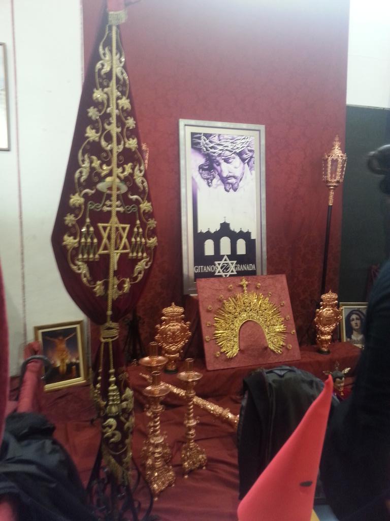 sacromontegitan's tweet photo. EL GRUPO JOVEN DE LA HERMANDAD DE LOS GITANOS PARTICIPÓ EN EL STAND DE LA HERMANDAD EN @CaprichoCofrade .ENHORABUENA http://t.co/tVDKL69olr