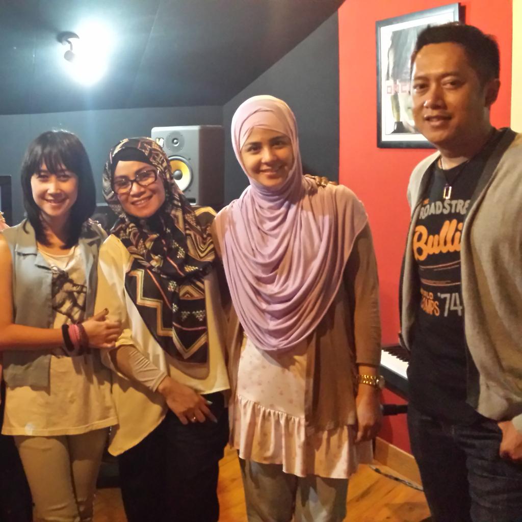 duo_tycha's tweet photo. Proses recording lagu ke 2 #takperlu di single lagu 1 @kelanastudio bersama @echaAyunda @ristytagor http://t.co/KuAPnl8hRF