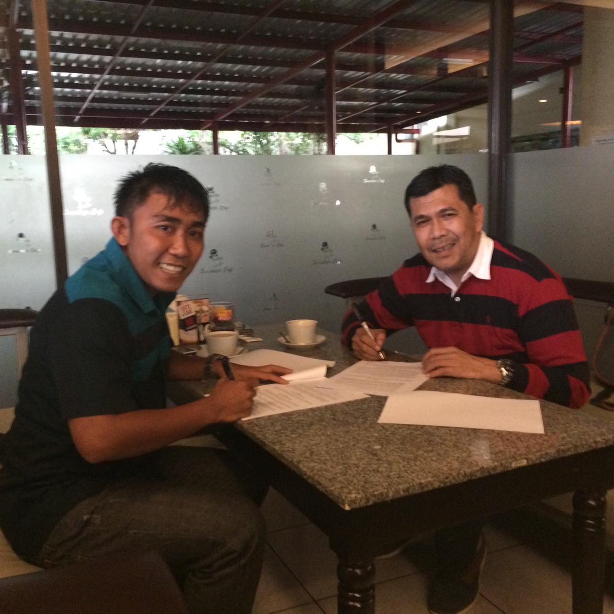 Persija_Jkt's tweet photo. RESMI: Rendi Irwan Saputra menandatangani kontrak bersama Persija Jakarta selama 1 musim. http://t.co/NLIQAU1VRu