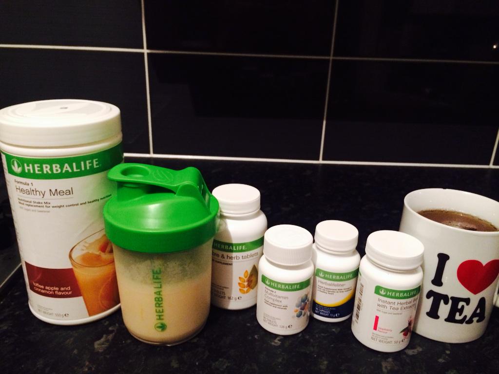 robbo_23's tweet photo. Love my morning routine! Toffee apple cinnamon shake and raspberry tea #healthyactivelifestyle #Herbalife http://t.co/fj9dH8A9Bd