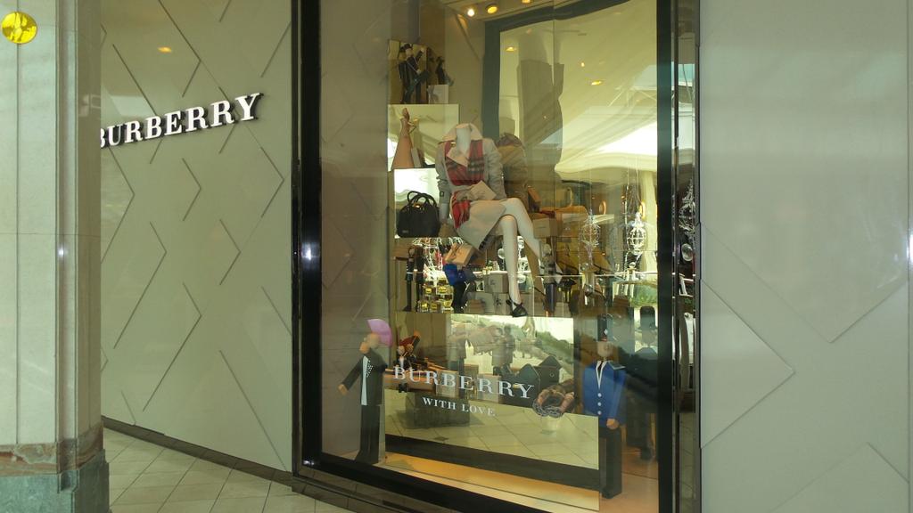 TheSurteeGroup's tweet photo. Happy 1st of December from Paul Smith and Burberry @HPCHydePark http://t.co/OskwYk4cOG