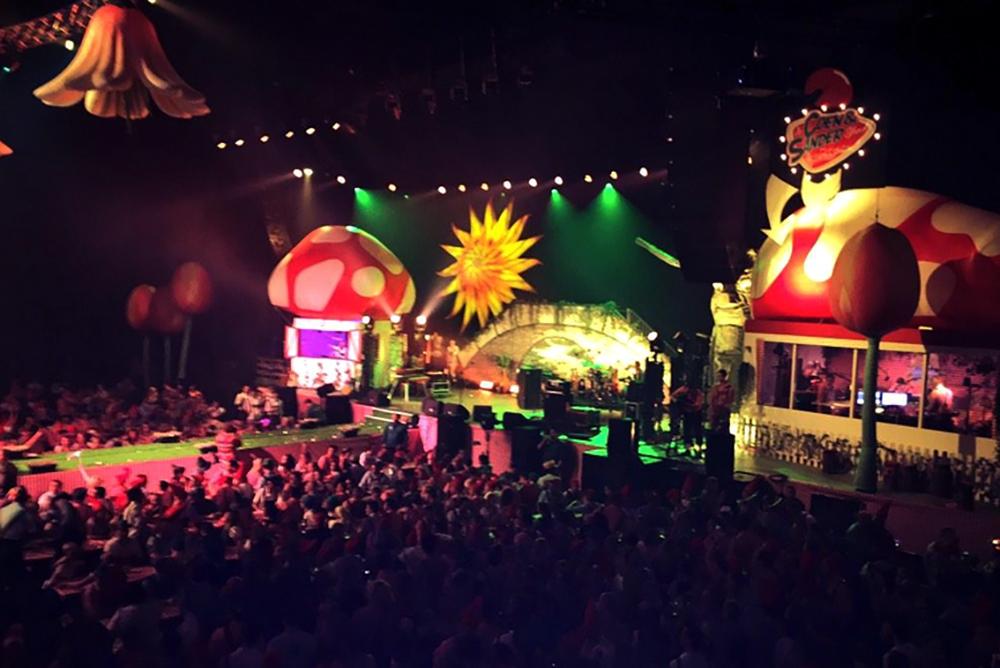 JBAirDesign's tweet photo. Vrijdag was 'Das Coen und Sander fest' #CSfest14 en wij mochten daarvoor 2 #inflatable paddenstoelen maken! http://t.co/8RimKbguPu