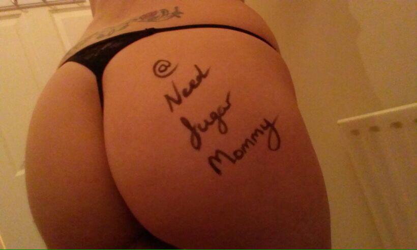 NeedSugarMommy's tweet photo. #ShoutOut to Rachel for the sexy #Fansigns! 😍😍😘 @Fiona35Milf http://t.co/tQMWLjZcDy