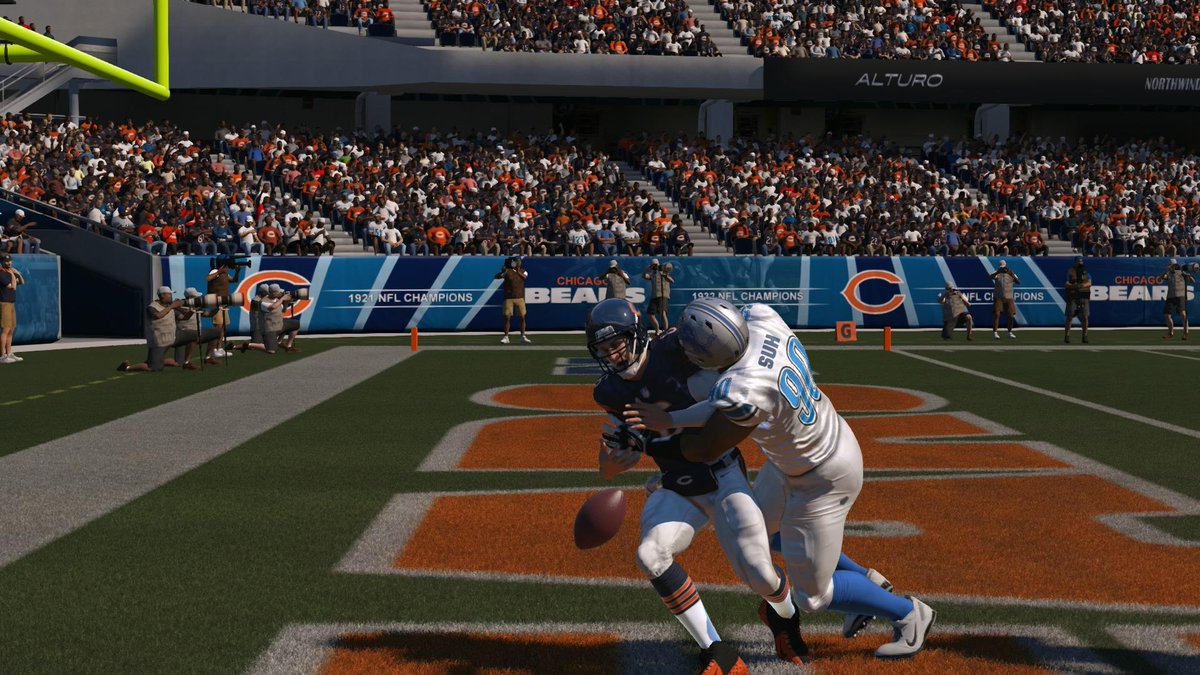 bsmeazy's tweet image. SUH! #forcedfumble #bestDTinthegame #sack #MaddenPS4 #PS4share @EAMaddenNFL @NdamukongSuh