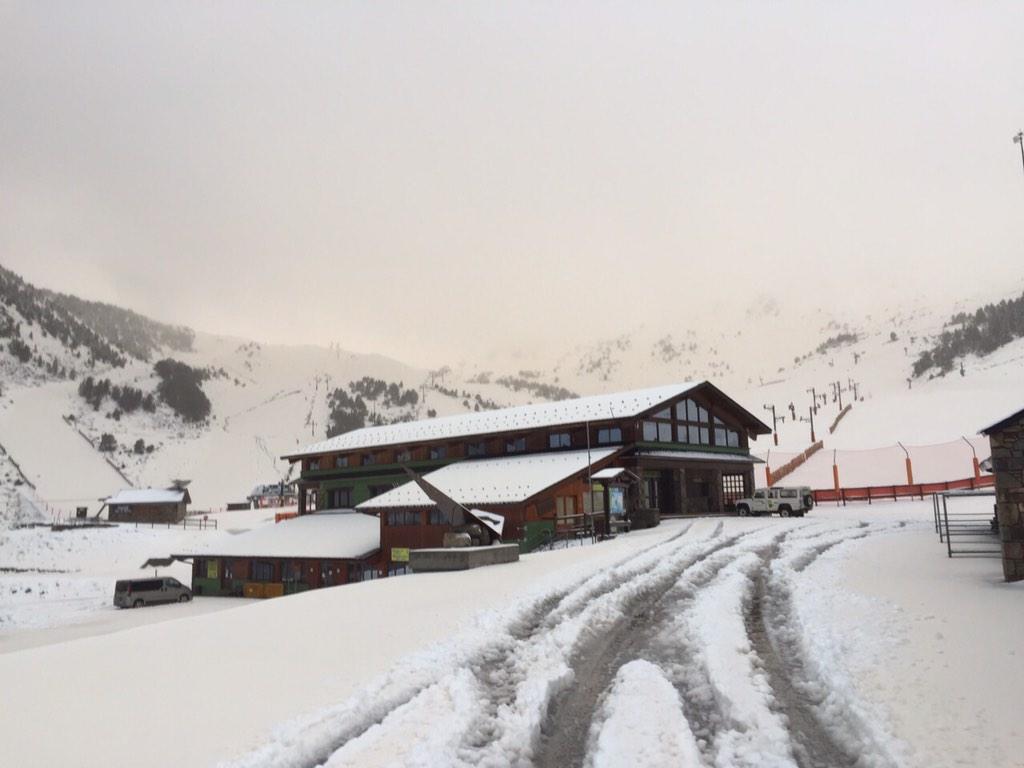 escolavallter's tweet photo. Tenim neu de la cota més alta a la més baixa!  #aixòpintabé #moltbé http://t.co/4qX6oT0tGa