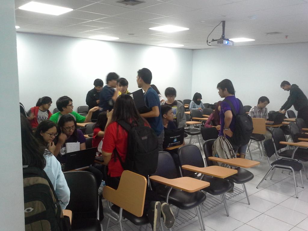 DigicomSU_14's tweet photo. Chaos dikelas pada sibuk nyiapin tugas selanjutnya ;) #AADC2_14 http://t.co/3GUvRxAlSm