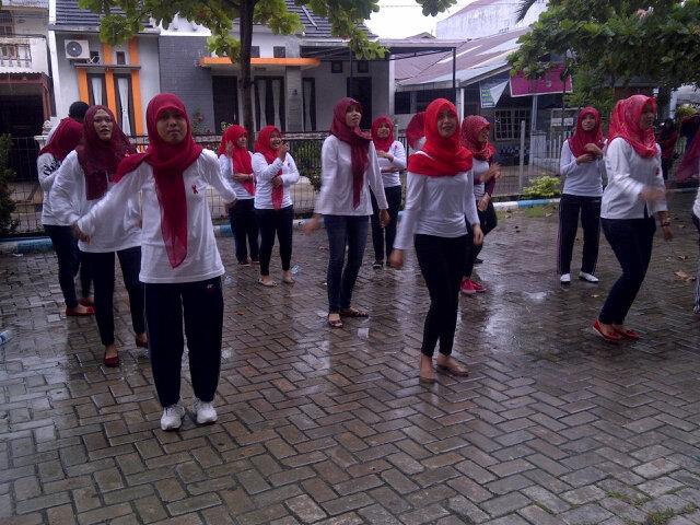 HIMAPSIK_PN's tweet photo. Penampilan PANIC dance 4life *\(^  ▿^)/* @Pik_MPanic http://t.co/NFAcy6Vqrh