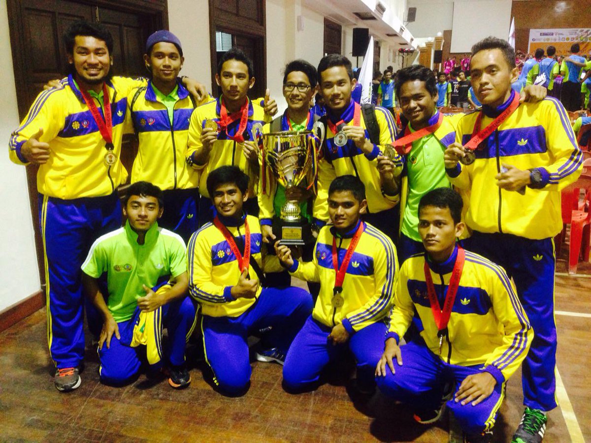 shariffaziz's tweet photo. #throwback #iptim #cfsiium #bloodbros #econs #silver #hockey #madridista http://t.co/tWs0OdOKvC
