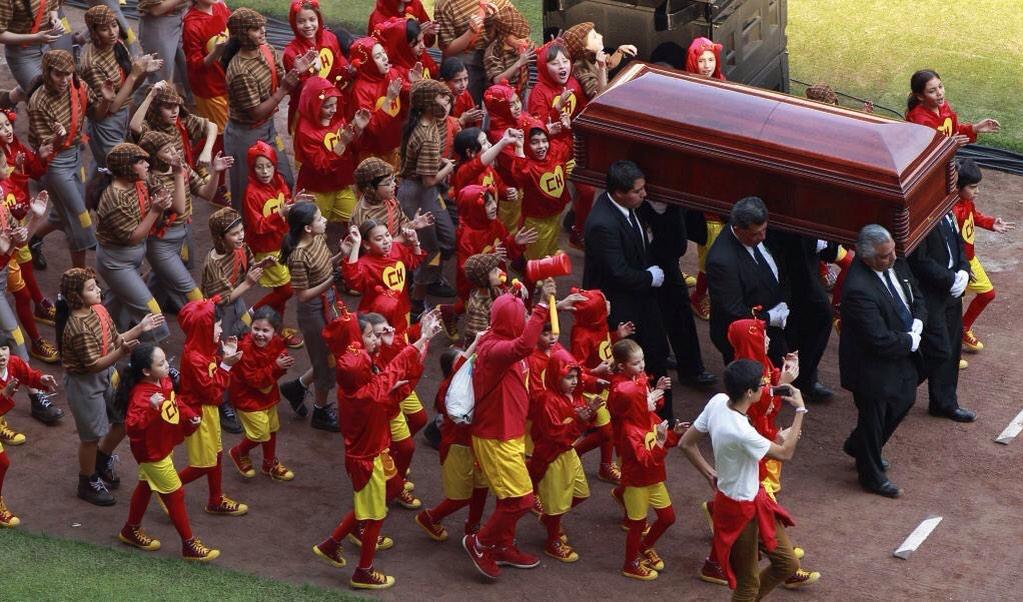 Crianças vestidas de Chapolim e Chaves levam o caixão de Bolaños no velório.