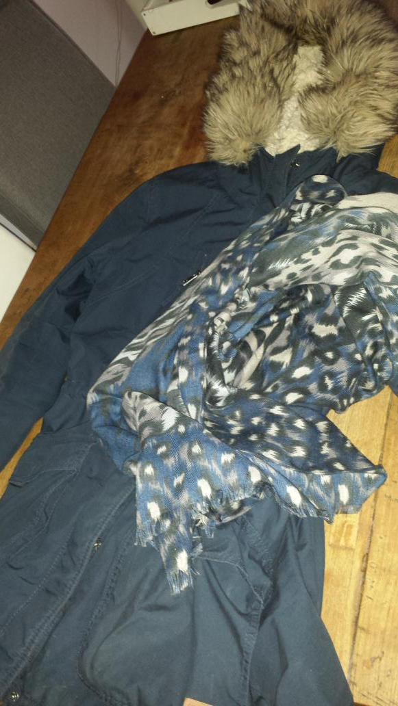 Van wie is deze donkerblauwe only jas met sjaal? Maat XL. Gister gevonden in oude dorp. Graag rt