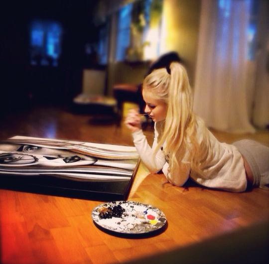 Tweet: Many people don't know this about me, but I'm very artistic. I love to paint and draw.