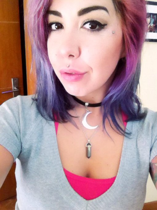 5k wow thanks :)  Today I'm really shitty with kidney spams and ache but here's a pic for #manicmonday<a href="/tag/manicmonday"class="tags"><span>#manicmonday</span></a>