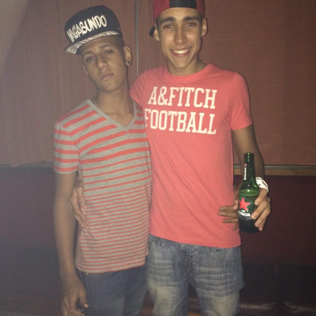 djnerii's tweet photo. @JPGdeOliveira14 @SnoopLucas tenho q mandar a foto pra ele😂😂😂 #catchorro http://t.co/eXH81FCNJu