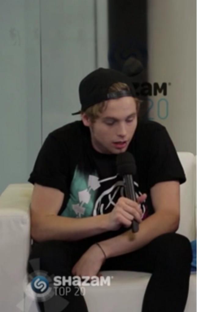 hemmingsgirlx7's tweet image. "Your first kiss experience"

TWO types of people 

Luke: "Magical"
Calum: "Awkward" 

#MTVStars 5SOS