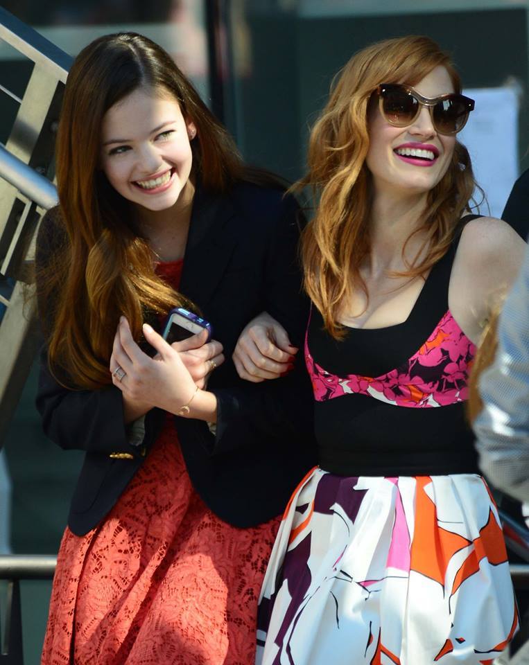 TheTwilightFan's tweet photo. We just LOVE this photo of Mackenzie and Jessica Chastain from the other day. Isn't it the cutest?! http://t.co/bDl6q7x22K