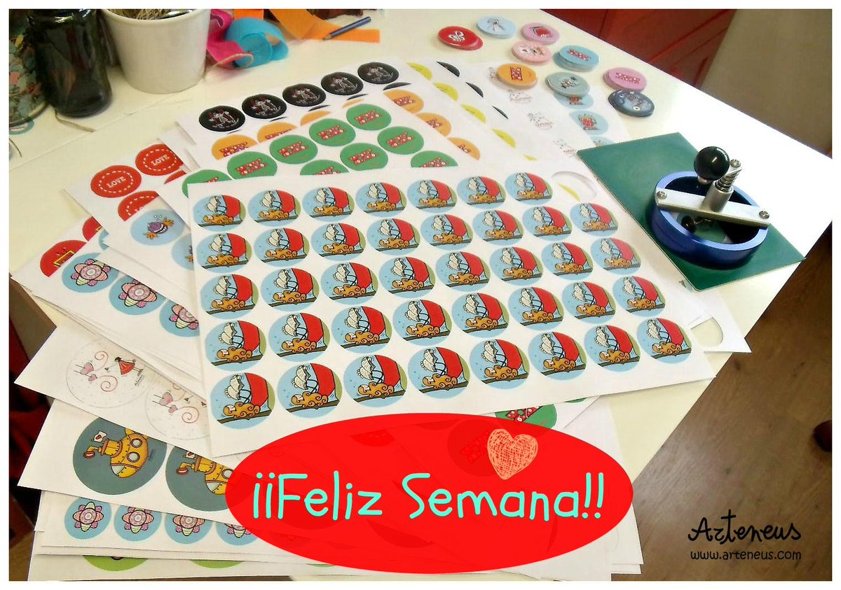 Arteneus's tweet image. Parecemos el Taller de los duendecillos de Papá Noel o el de los Pajes de los Reyes,jeje #chapas #arteneus FELIZLUNES