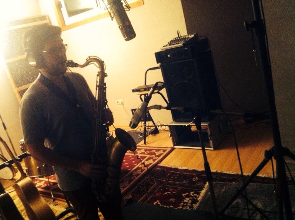 El "quinto Fesser", nuestro pequeño-gran <a href="/SamuelHerruzo/">Sam</a> grabando vientos. Esto suena, yeah! #ProntoNuevoDisco365