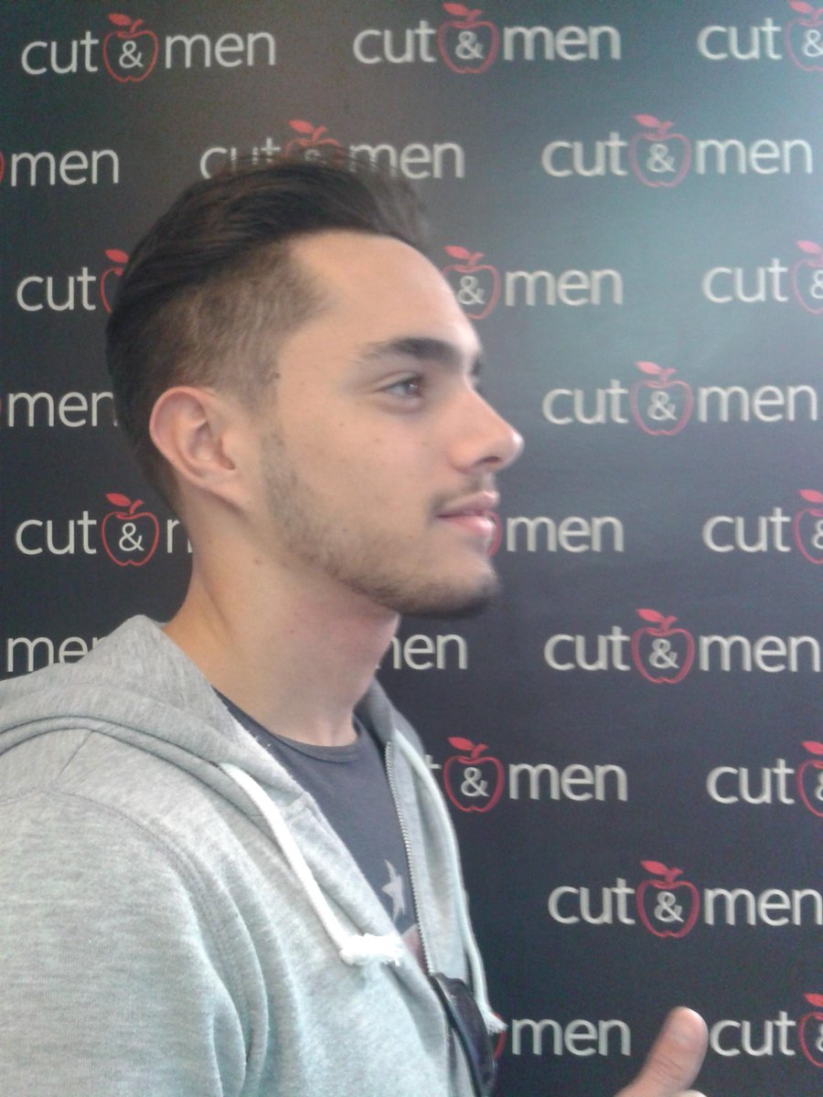 joseignacio225's tweet photo. De buena mañana poniéndome guapo en @ManzanaFashion #manzanasound http://t.co/4jwErOkHGo